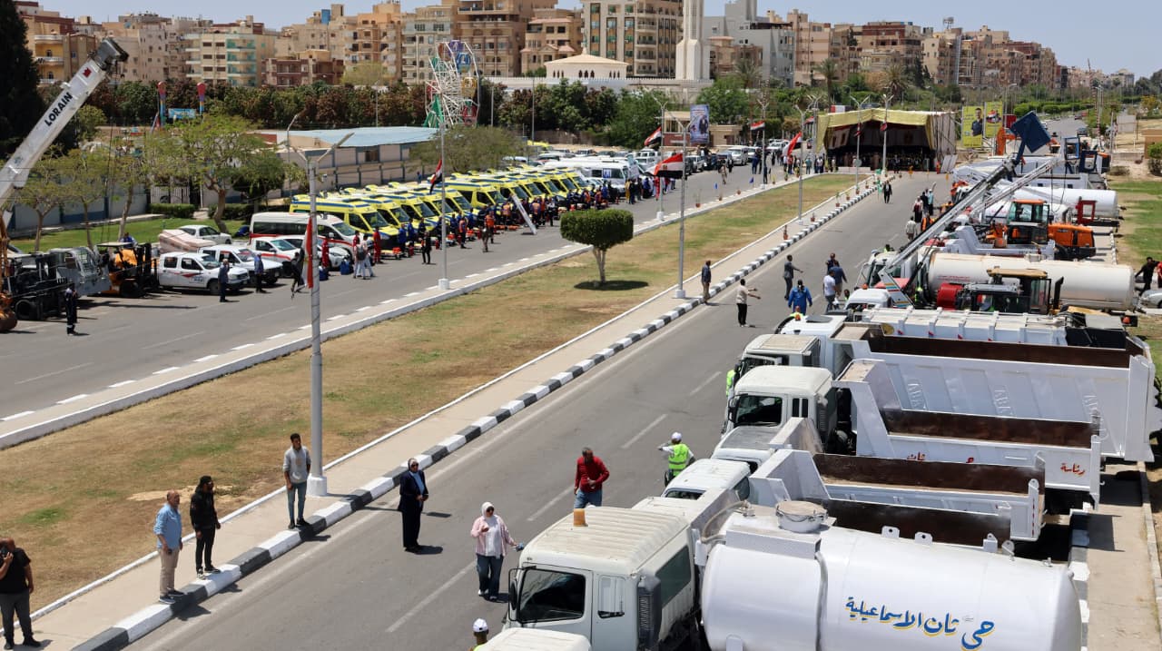 تفقد اصطفاف المعدات في إطار متابعة تنفيذ محافظة الإسماعيلية التدريب العملي المشترك لمجابهة الأزمات والكوارث 