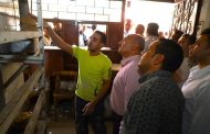 محافظ السويس خلال حملته .. يضبط تلاعب أحد المخابز في وزن الرغيف