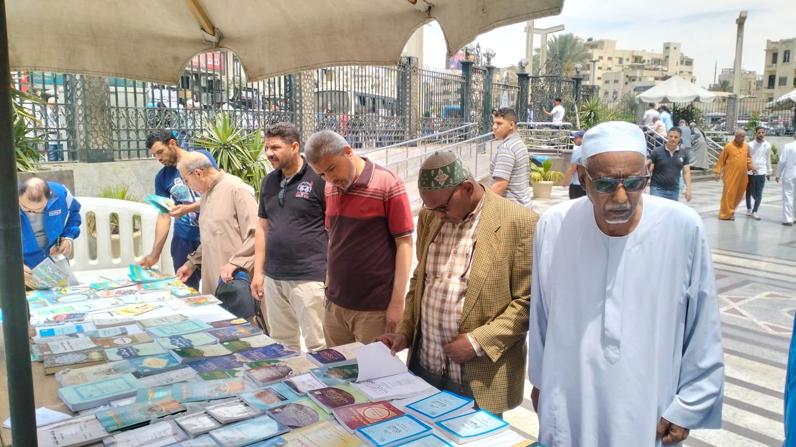 معرض كتاب «الأعلى للشئون الإسلامية» بمسجد السيدة زينب يجذب الزوار وسط إشادة بالغة