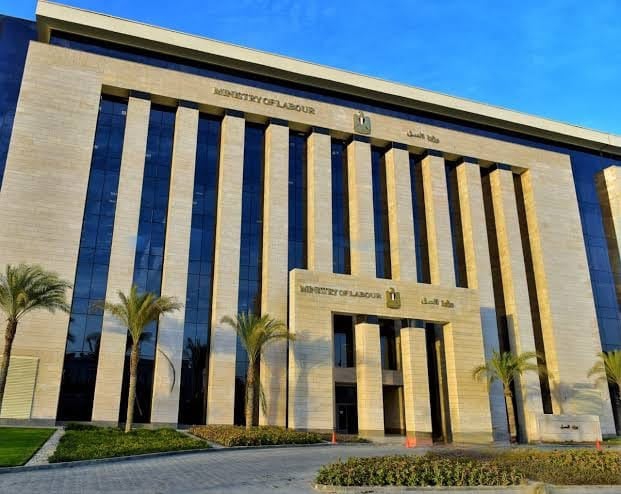 وزارة العمل تعلن عن توافر 296 فرصة عمل لشباب السويس