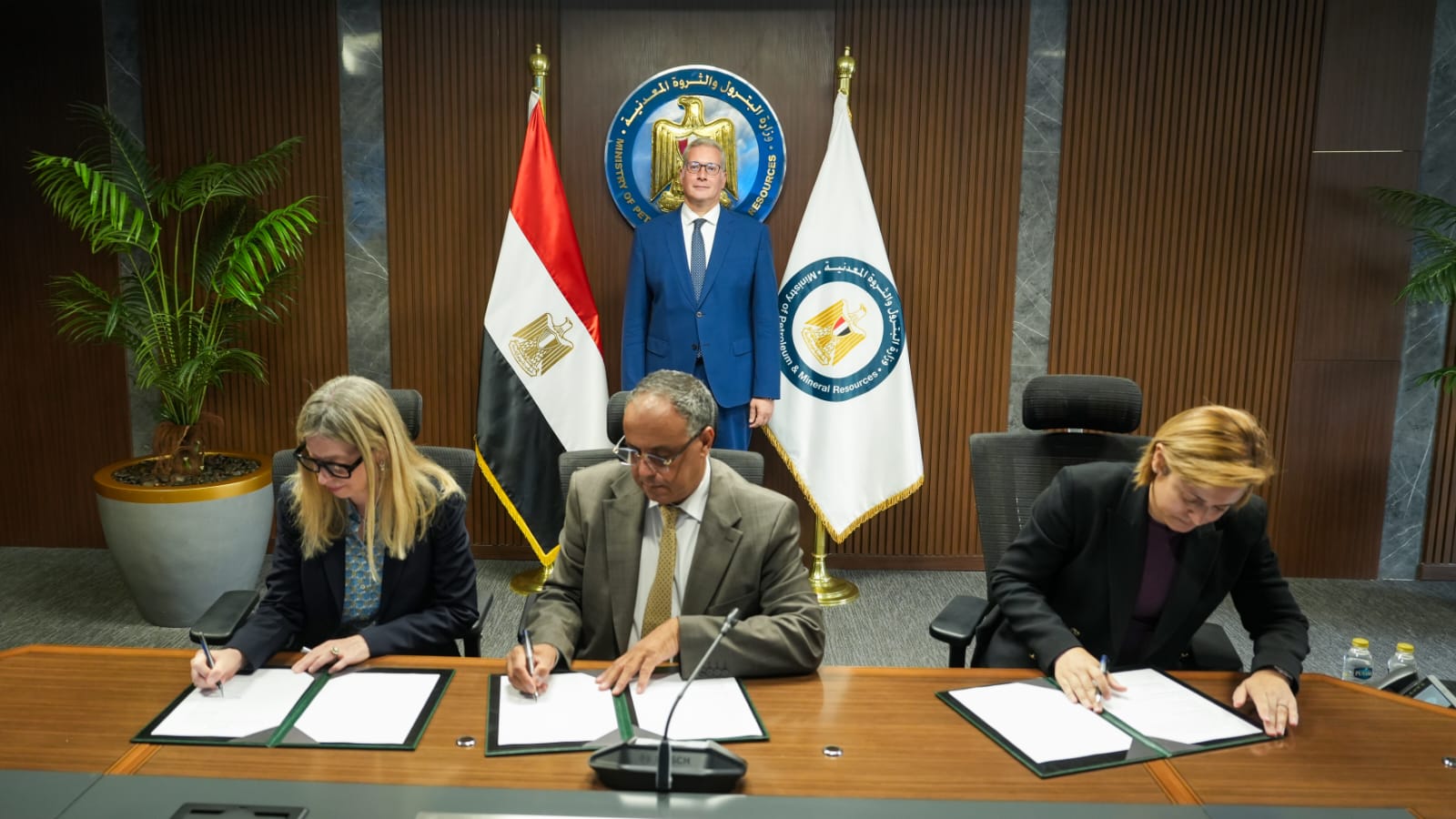 بدوى يشهد توقيع اتفاقية جديدة للتوسع في البحث والإنتاج بمنطقة بدرالدين بالصحراء الغربية