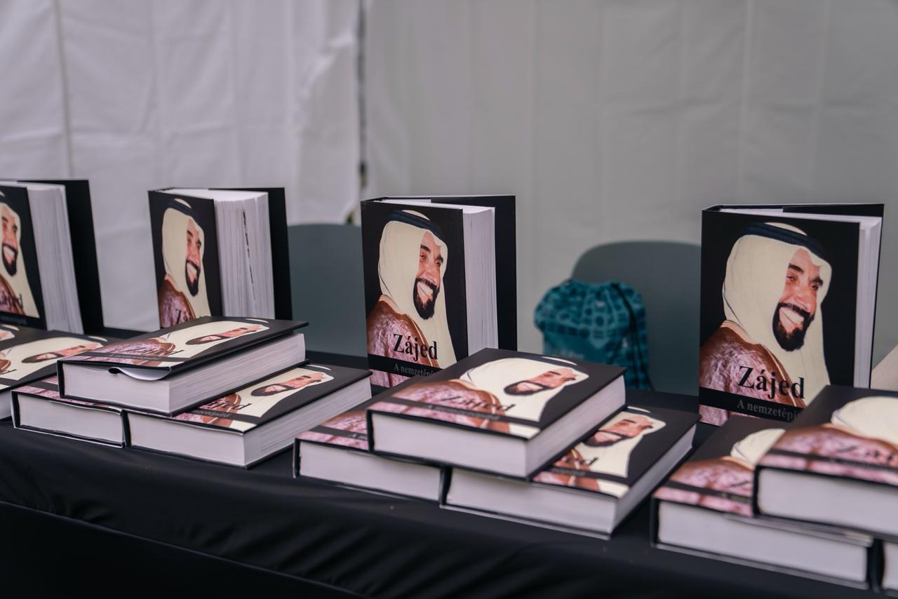 الأرشيف والمكتبة الاماراتي وسفارة الدولة في المجر يترجمان كتاب (زايد.. رجل بنى أمة)