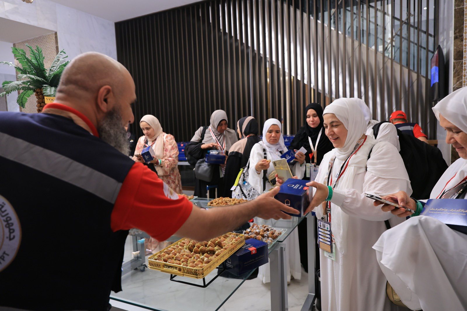 مرسى تطمئن على حجاج الجمعيات الأهلية بمكة المكرمة والمدينة المنورة