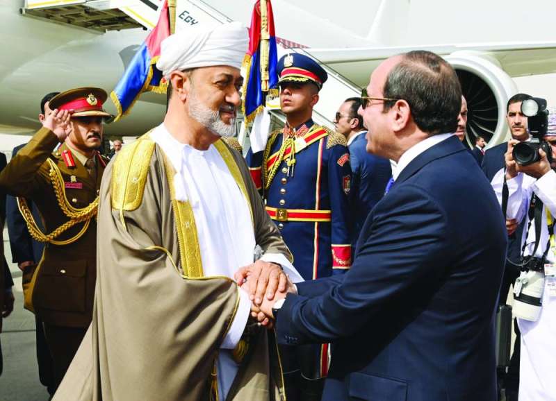 الرئيسُ السيسي يصلُ إلى سلطنة عُمان في زيارةٍ أخويّةٍ خاصّةٍ