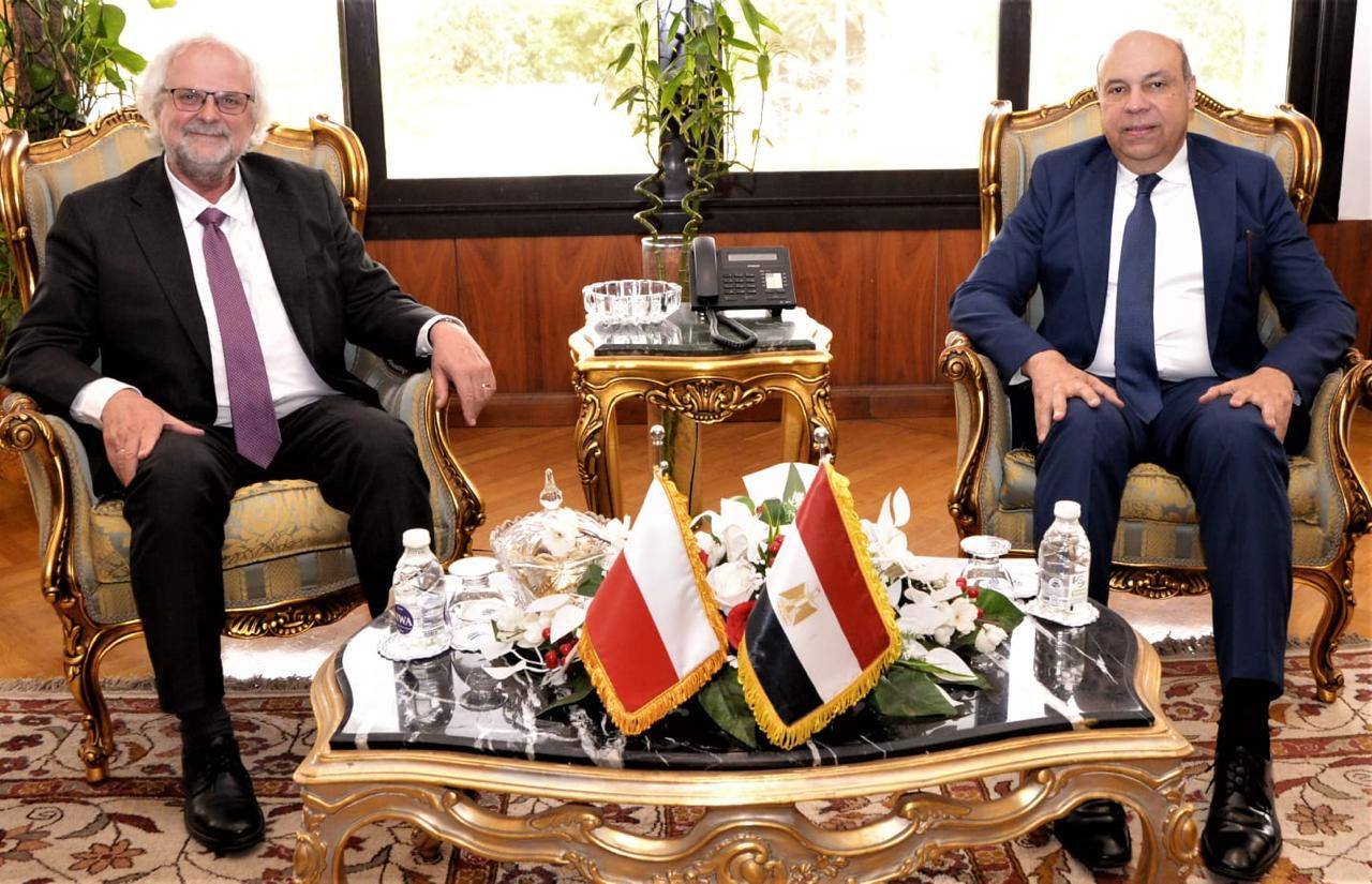 وزير الطيران يبحث مع سفير بولندا سبل تعزيز الحركة الجوية والسياحية بين البلدين