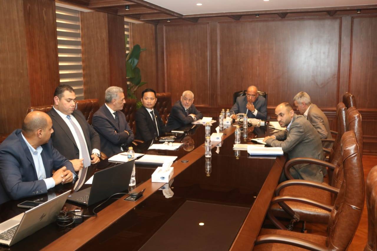 عصمت يبحث مع مسئولي شركة 