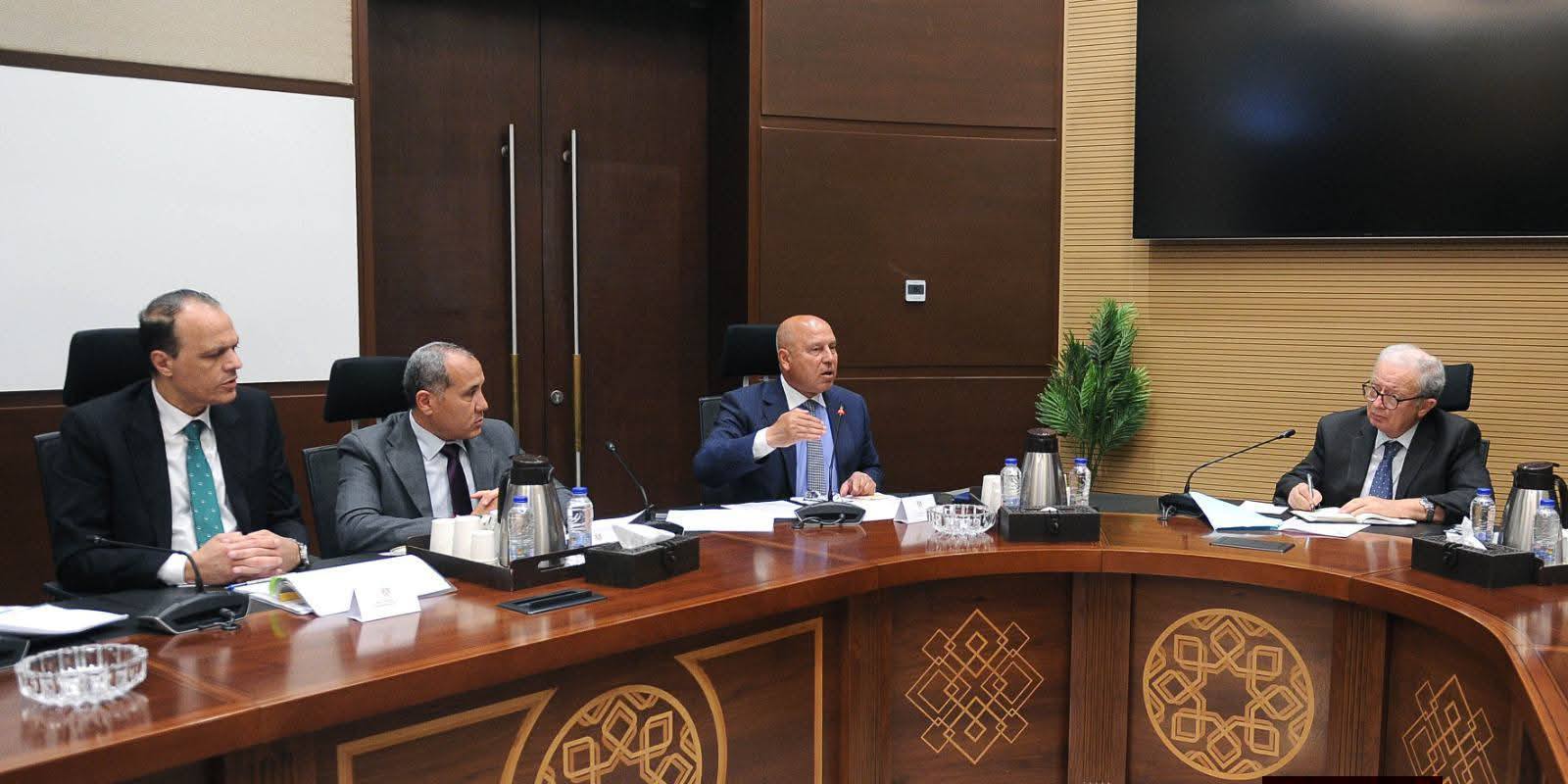 عيسى يستعرض مع وزير النقل موقف مشروع شبكة القطار الكهربائي السريع
