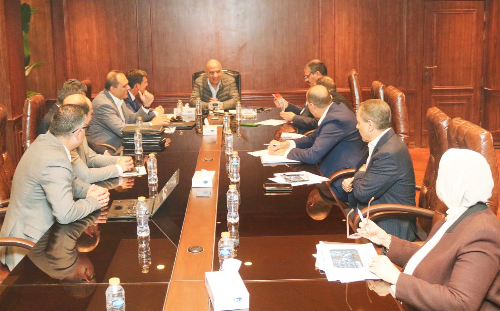 عصمت يبحث مع شركة شنايدر إليكتريك التوسع في مبادرة تحسين كفاءة استخدام الطاقة في المصانع والمستشفيات والفنادق