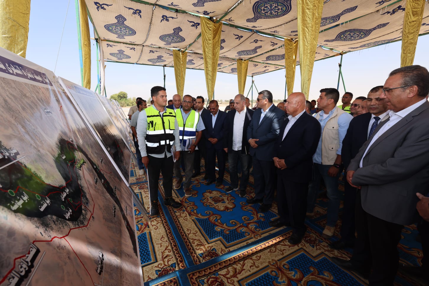 وزير النقل يشهد التشغيل التجريبي لميناء دندرة النهري بقنا
