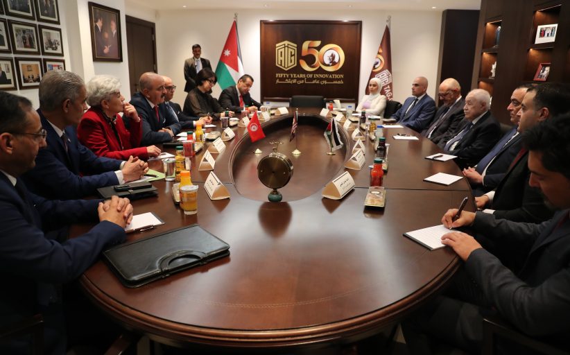 أبوغزاله يستقبل وزير الخارجية التونسي ويبحث تعزيز التعاون بين الجانبين