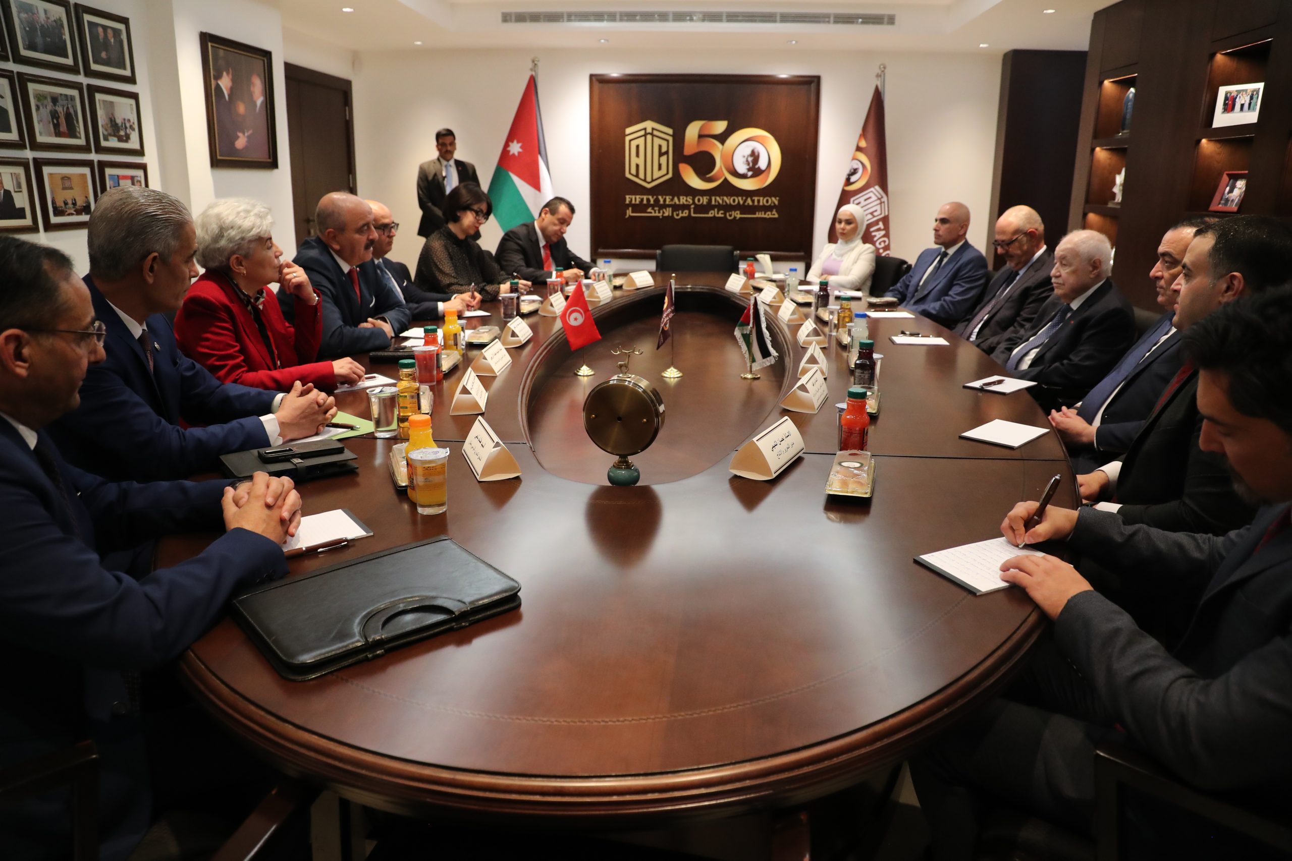 أبوغزاله يستقبل وزير الخارجية التونسي ويبحث تعزيز التعاون بين الجانبين