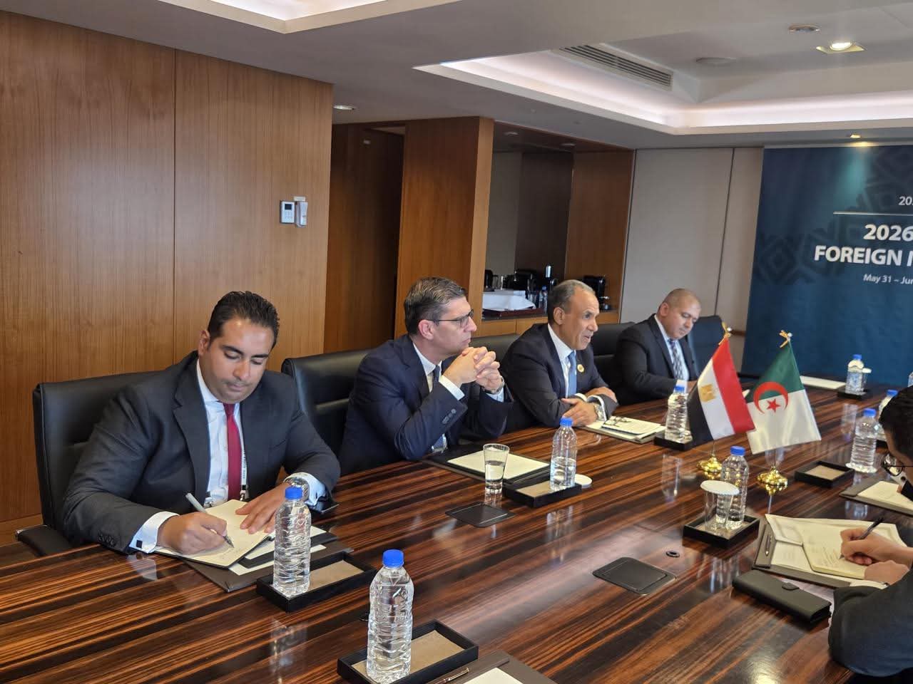 وزير الخارجية يبحث مع نظيره الجزائري سبل تعزيز التعاون الثنائي والتطورات الإقليمية