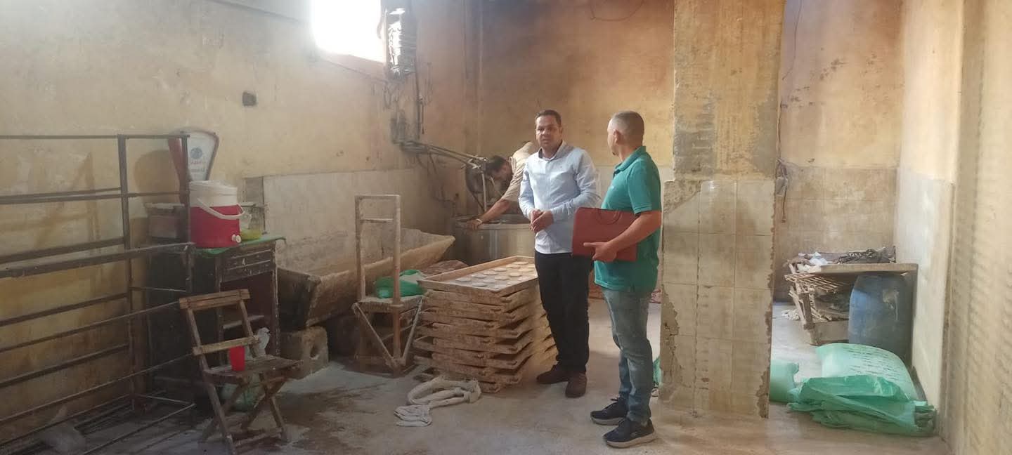 غلق مخبز بلدي في السويس.. وتغريمه 8000 جنيه لتلاعبه في وزن الرغيف