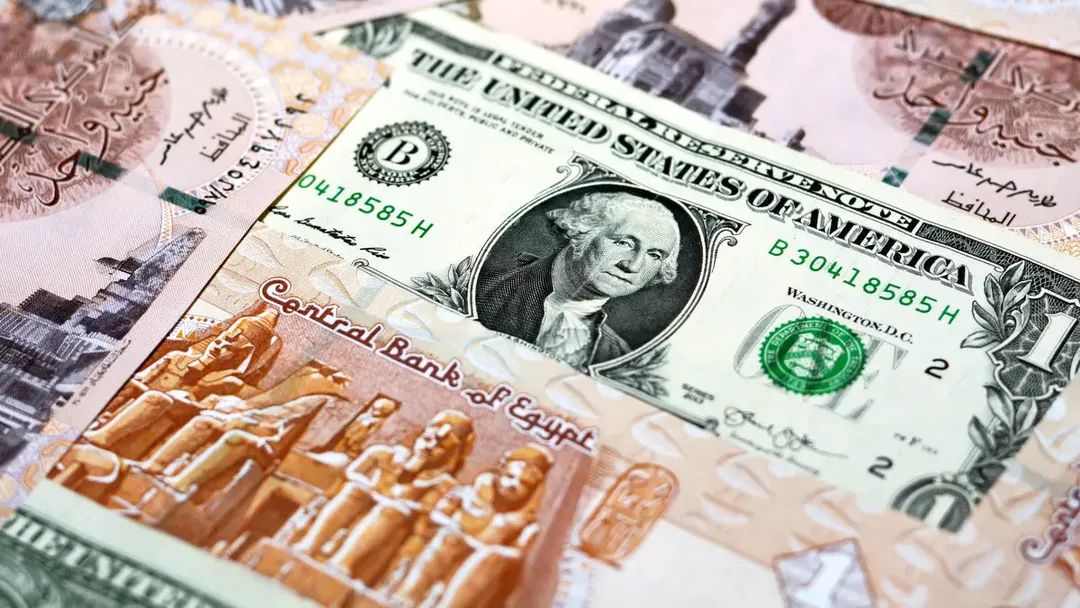 الدولار يتراجع لأقل من 52 جنيهاً بالبنوك خلال تعاملات اليوم
