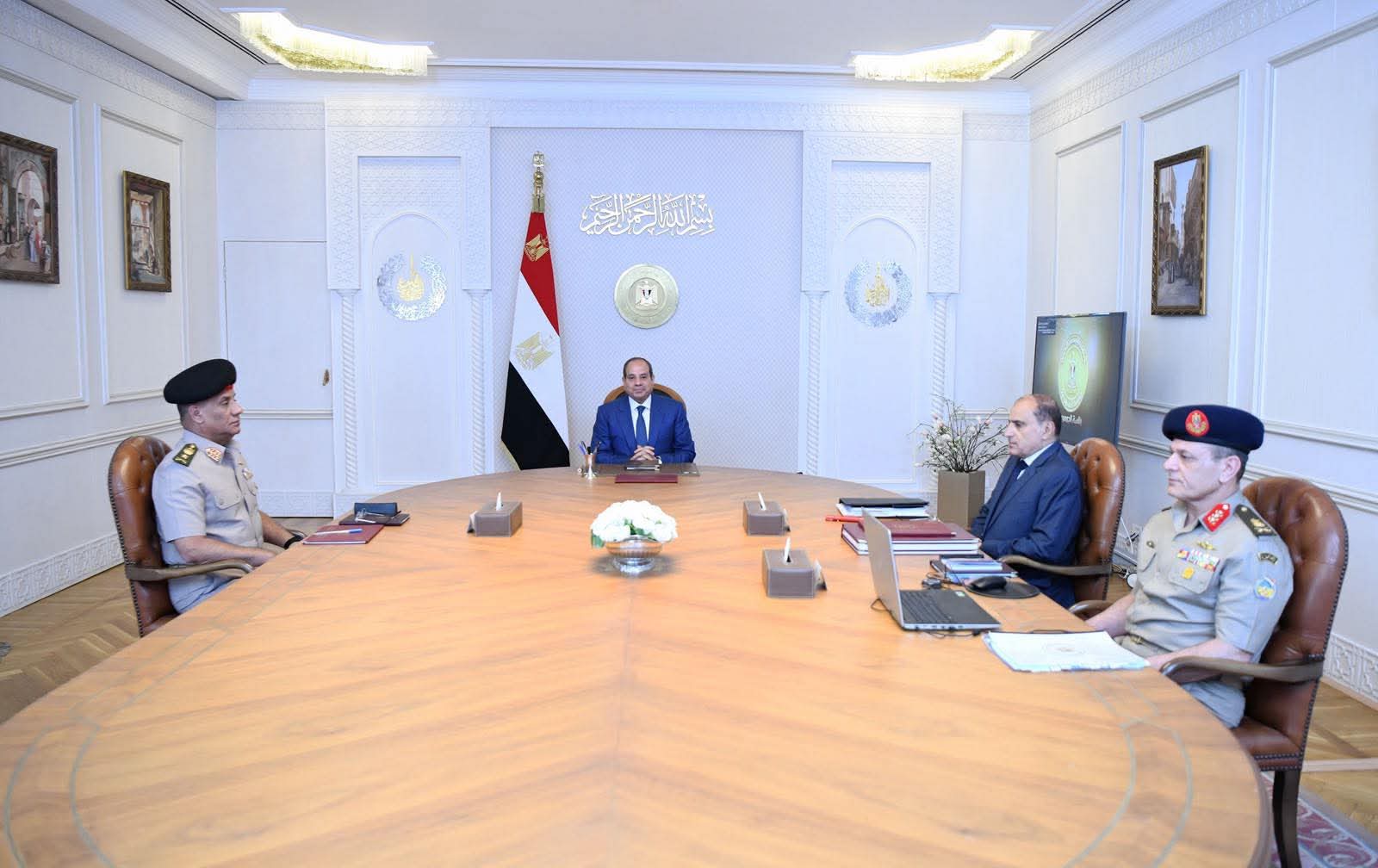 الرئيس السيسي يجتمع بوزير الدفاع ومسؤولي القوات المسلحة لمتابعة المشروعات القومية وجهود التنمية