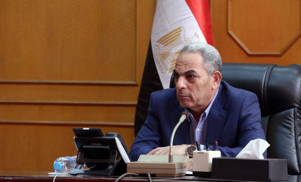 محافظ الإسماعيلية يناقش مشروع تطوير سوق الجمعة وتحويله إلى سوق نموذجي حضاري