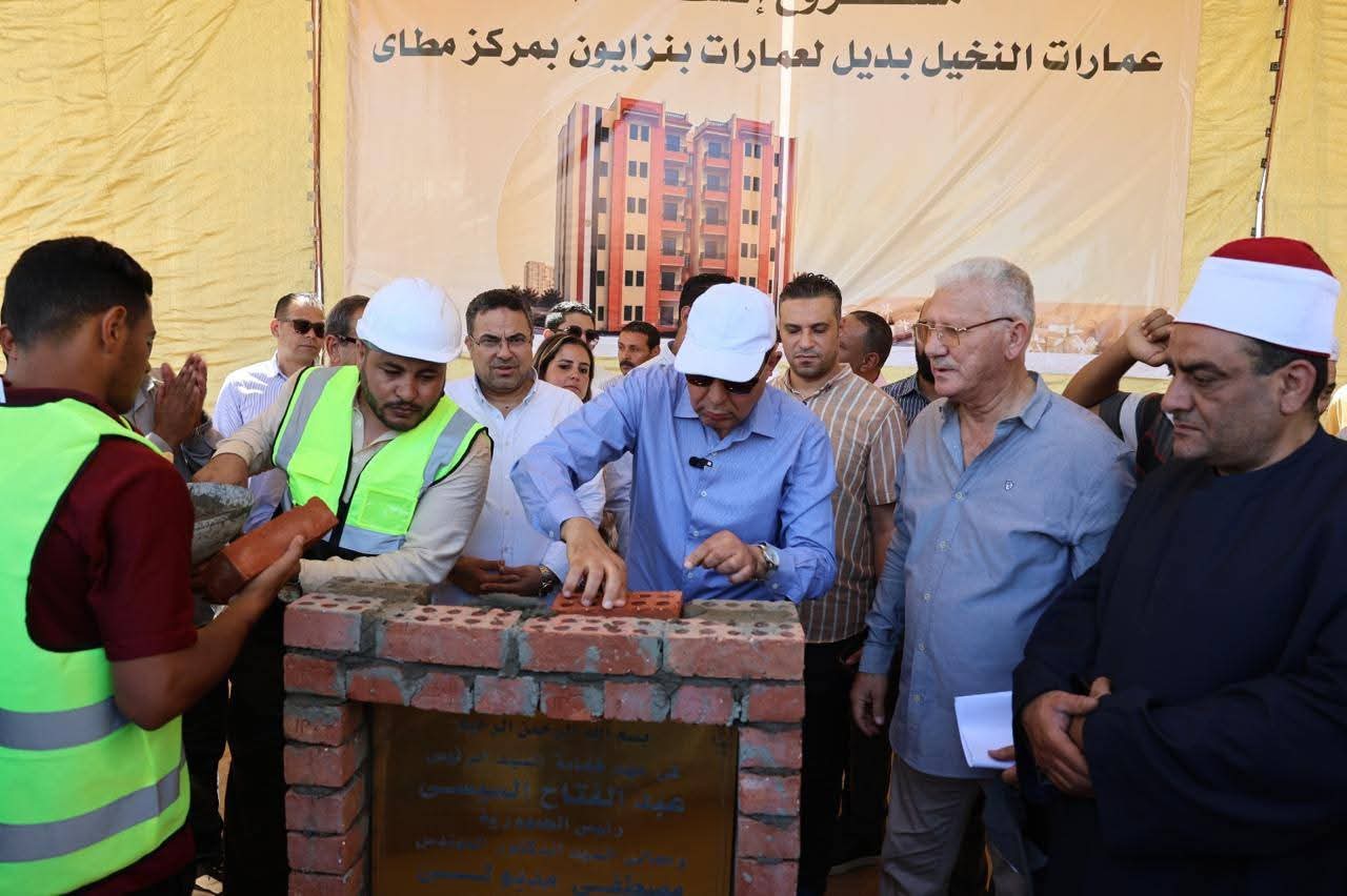 محافظ المنيا يضع حجر أساس مشروع “عمارات النخيل” بأرض الروبة بمدينة مطاي