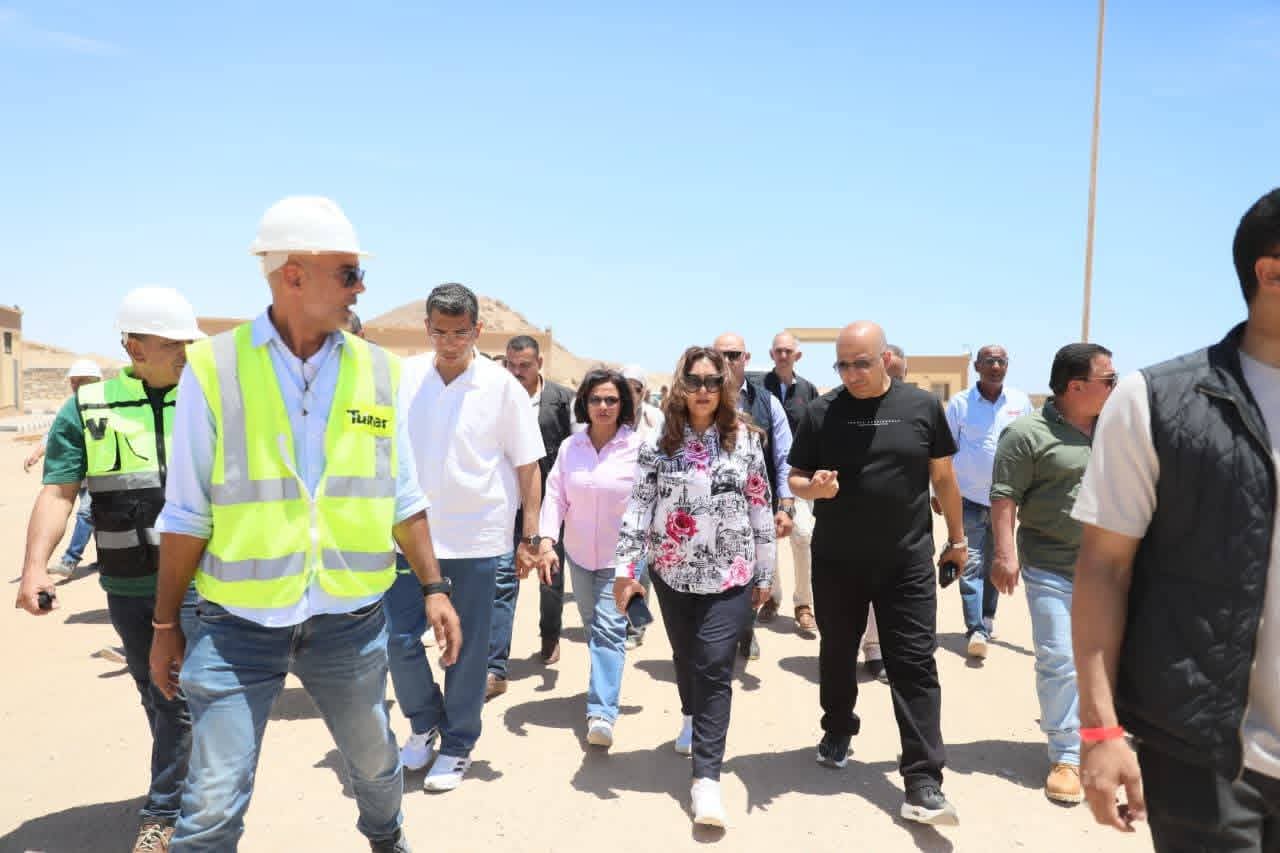 عوض ومحافظ البحر الأحمر يتفقدان المدفن الصحي للغردقة وسفاجا ويعلنان مخططًا مستقبليًا لإنشاء مجمع مركزي للمخلفات