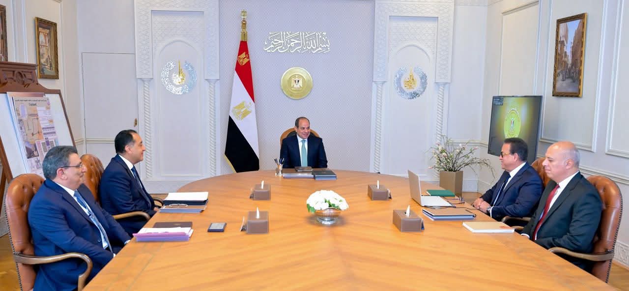 الرئيس السيسي يوجه بالإسراع في ميكنة «التأمين الصحي الشامل» وتوطين الصناعات الطبية