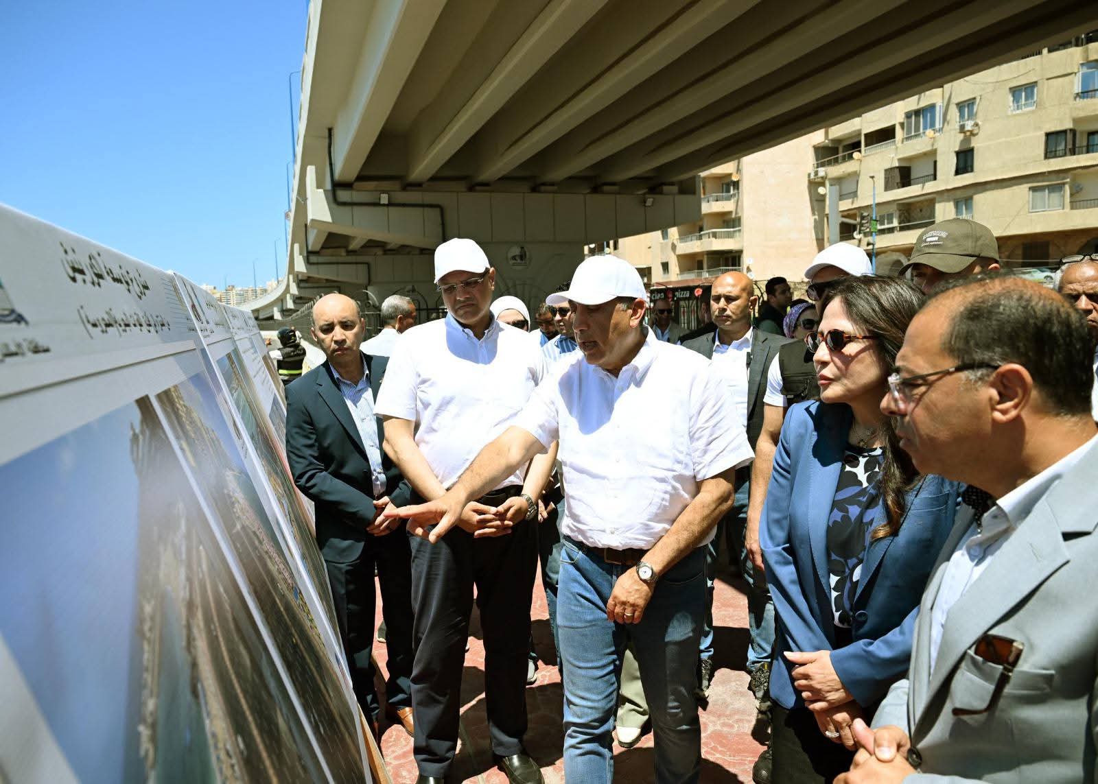 رئيس الوزراء يفتتح أعمال توسعة الكورنيش شرق مدينة الإسكندرية