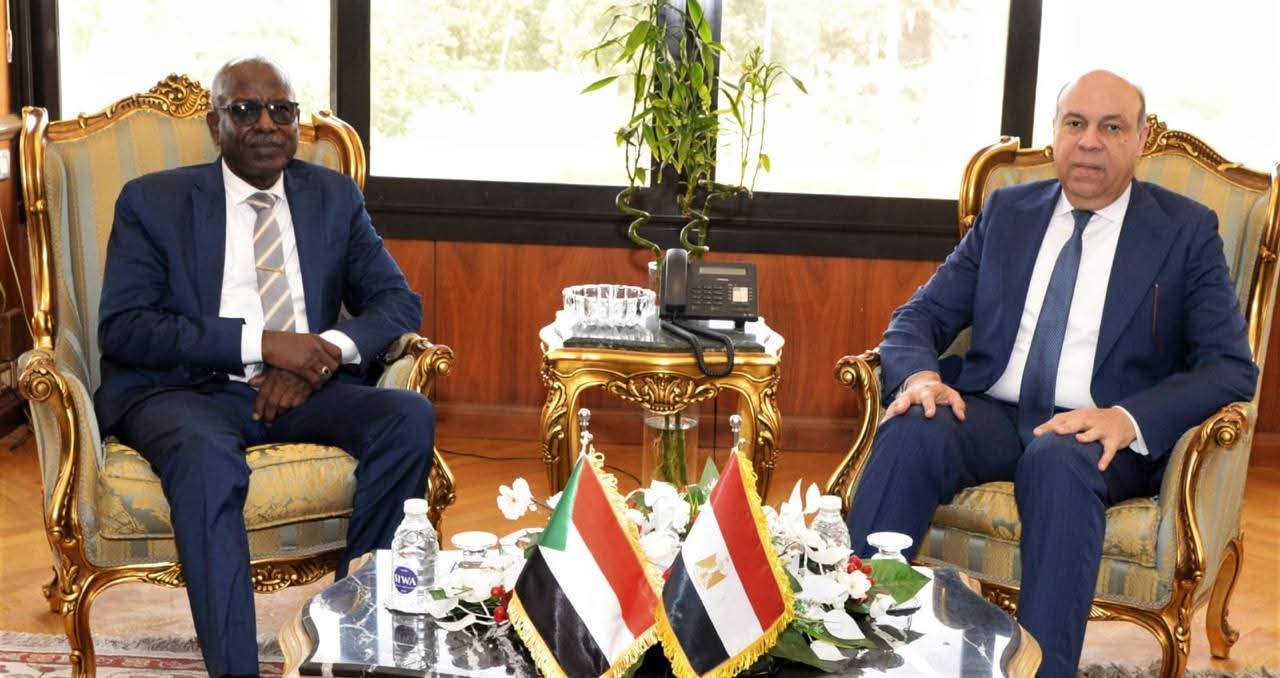 وزيرالطيران يستقبل وزير البنية التحتية والنقل السوداني لتعزيز التعاون الإستراتيجي في مجالات النقل الجوي
