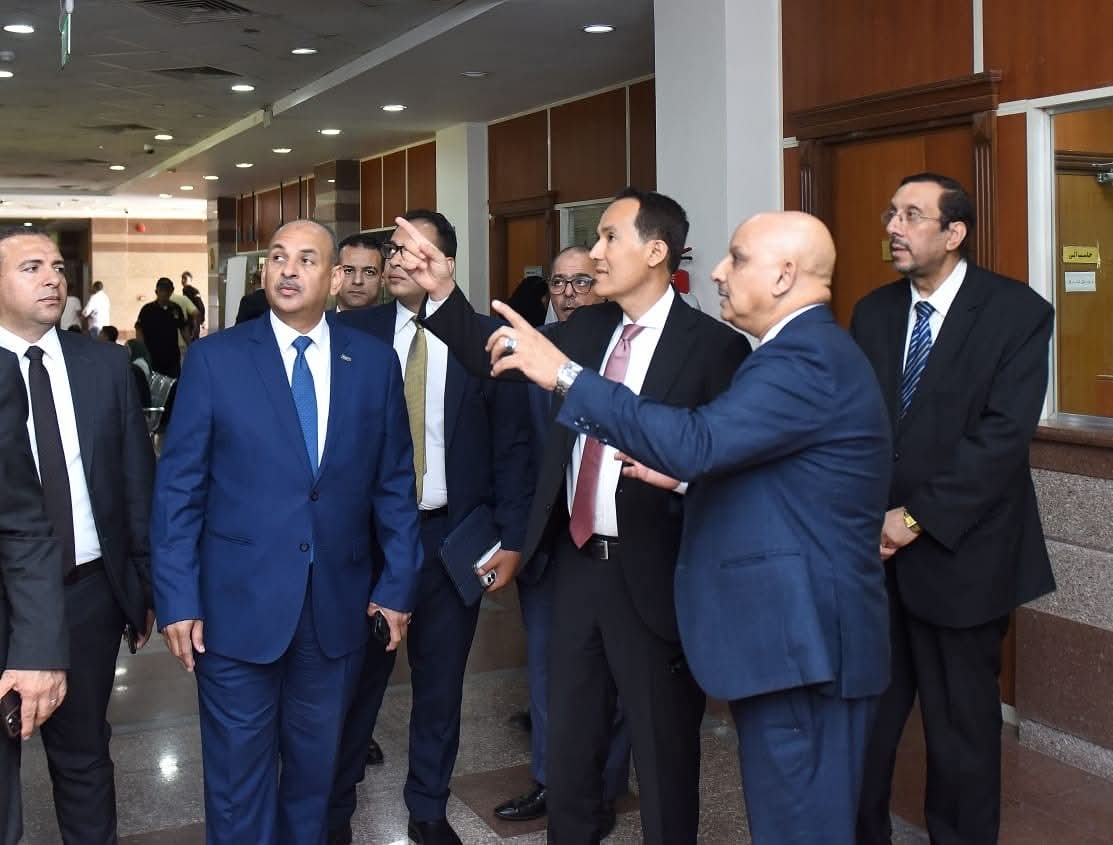 عوض يتفقد مركز خدمات المستثمرين والمنطقة الحرة العامة بالإسكندرية