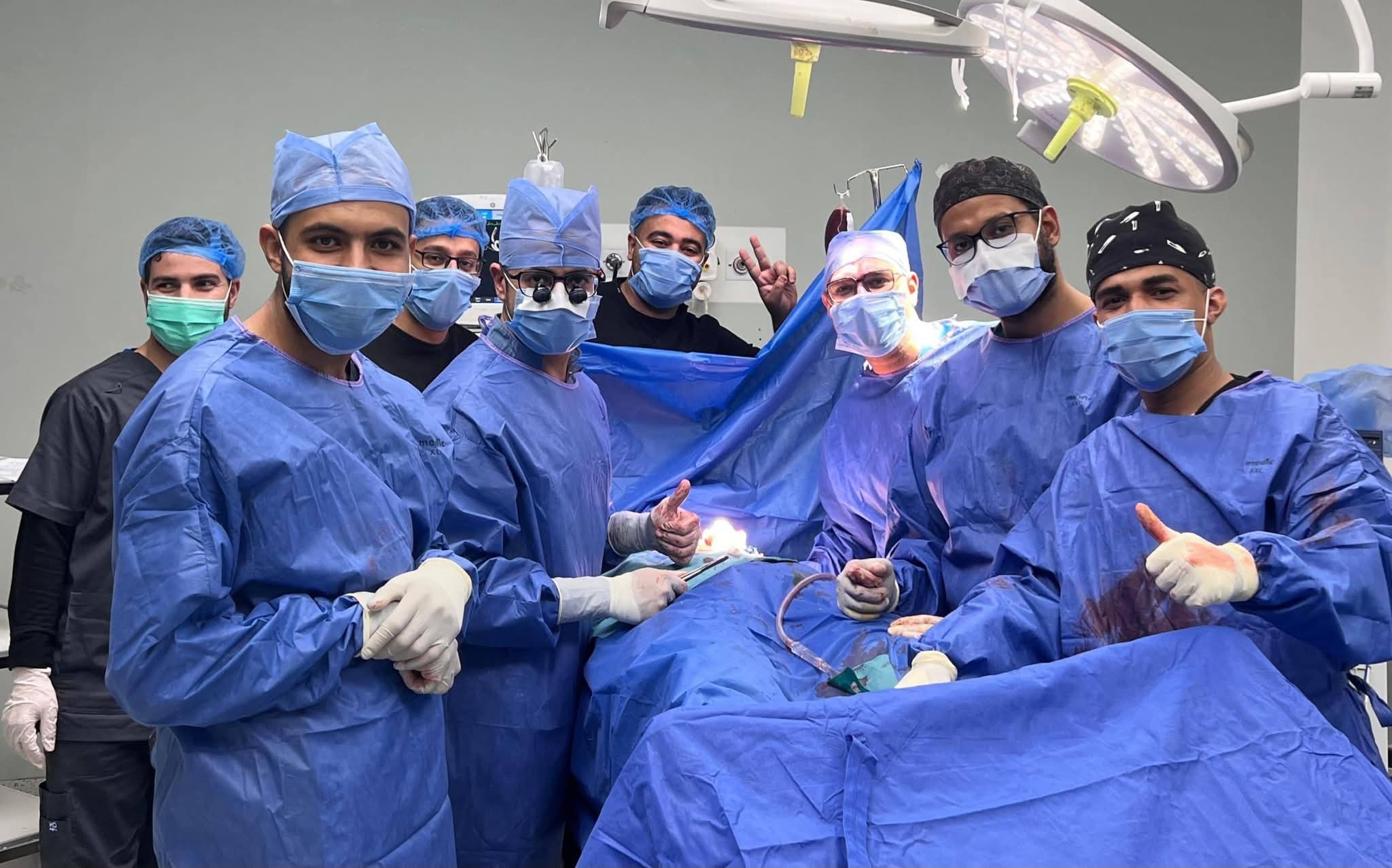 جراحه دقيقه بمستشفى الطوارئ الجامعي بسوهاج تنقذ شابًا من نزيف حول القلب إثر سقوطه على سيخ حديد اخترق صدره