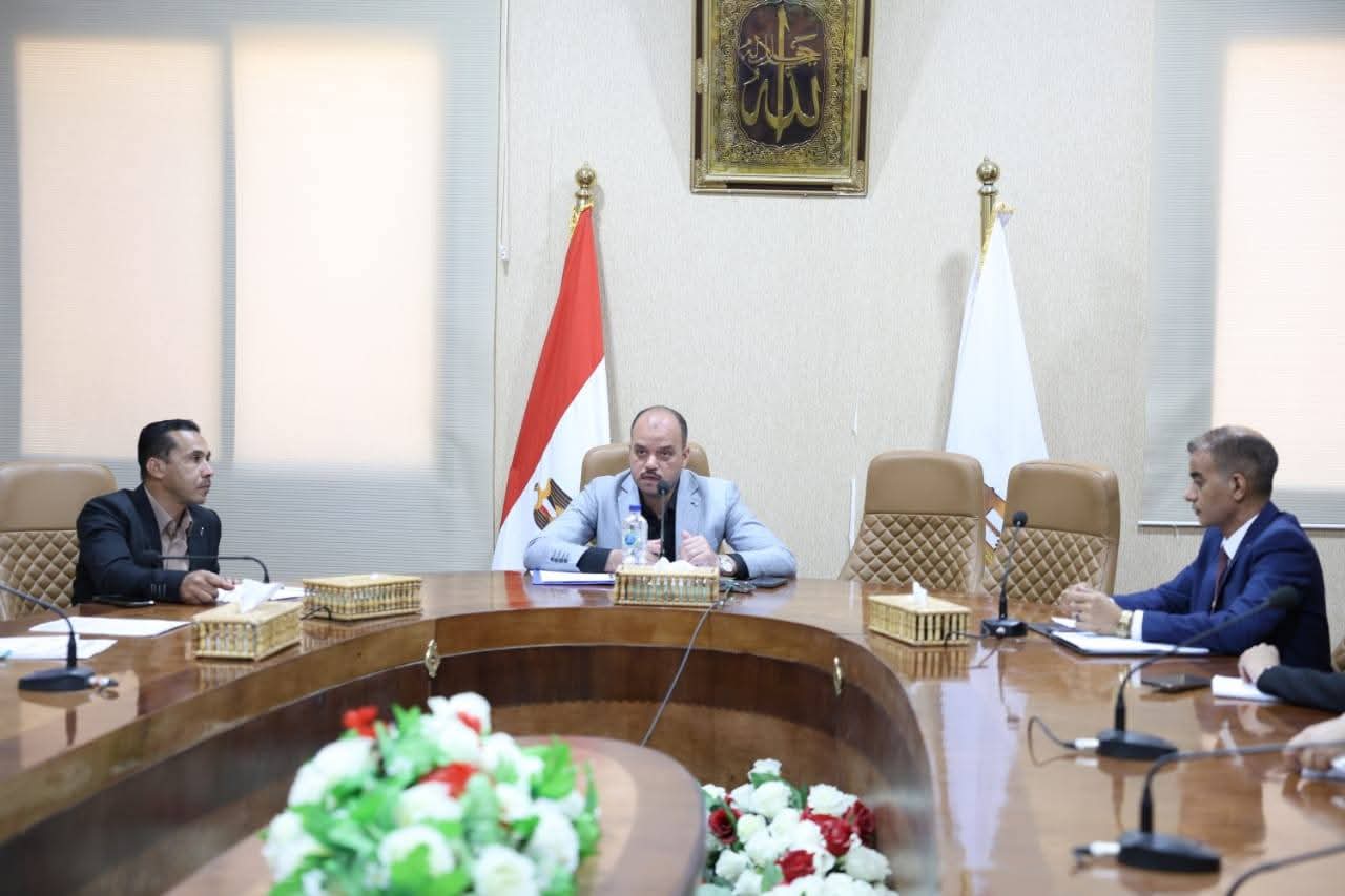 نائب محافظ الوادي الجديد يعقدُ اجتماعًا لمتابعة مبادرة 