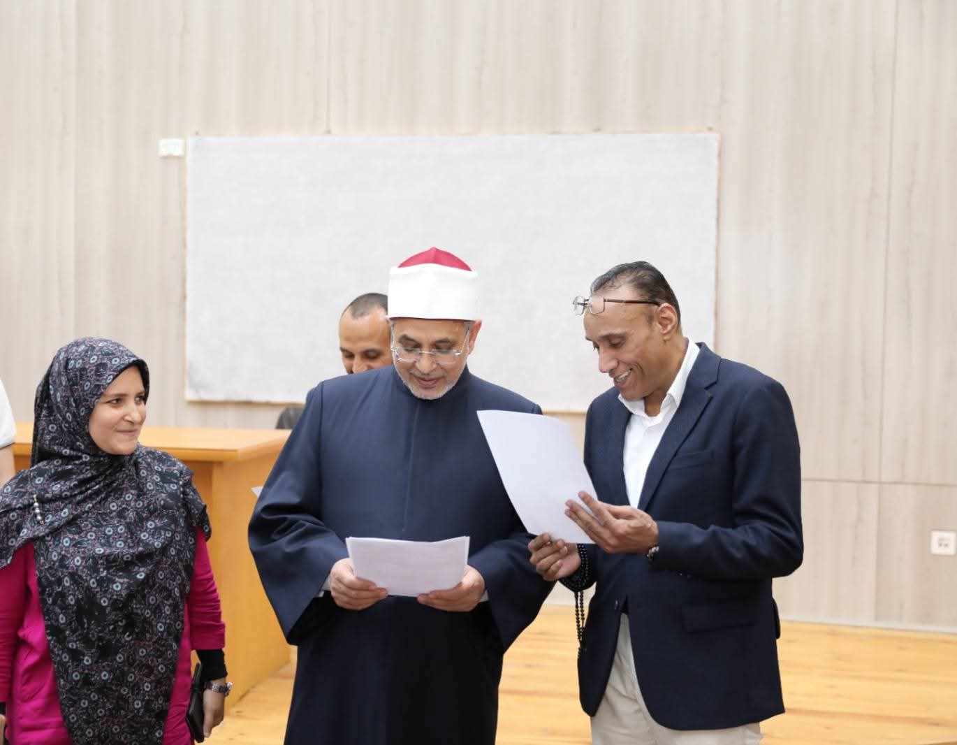 رئيس جامعة الأزهر يتفقد امتحانات كتب التراث بكلية الدراسات العليا