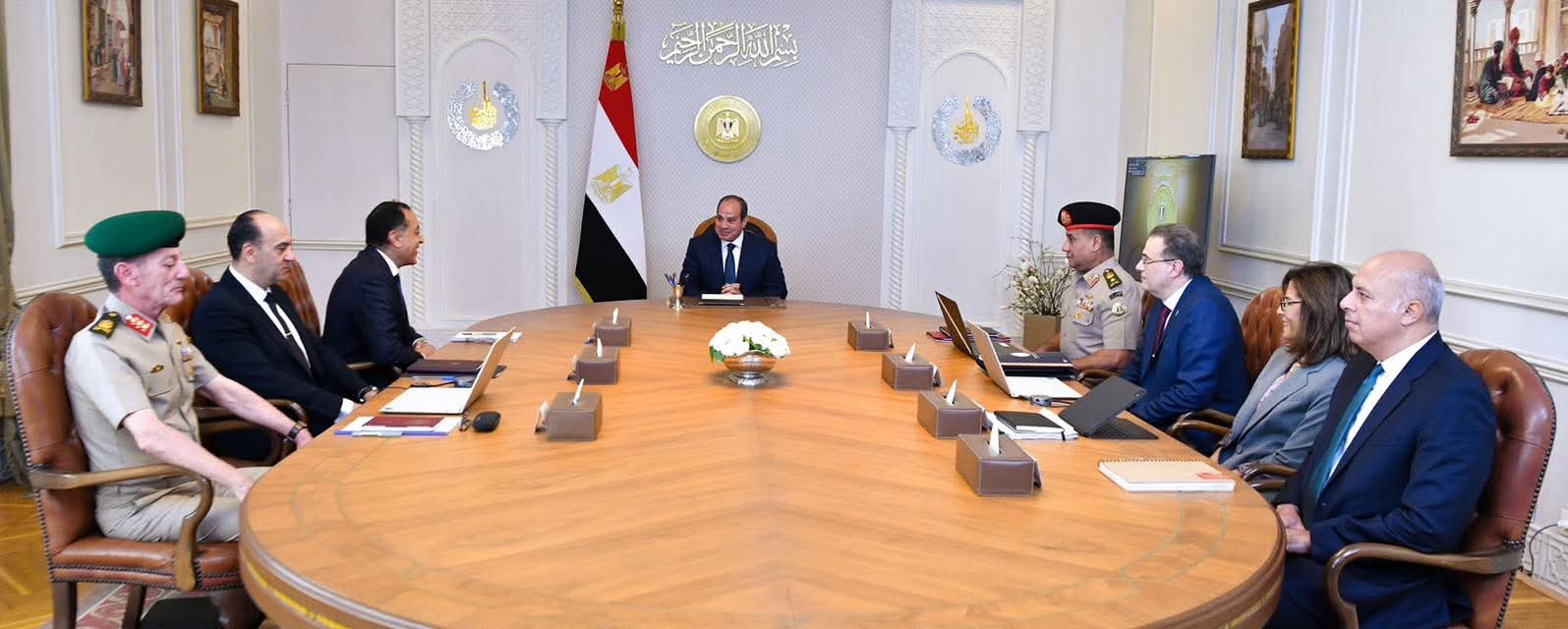 الرئيس السيسي يوجه بتطبيق أعلى معايير الحوكمة والشفافية وتطوير العنصر البشري بالجهاز الإداري للدولة