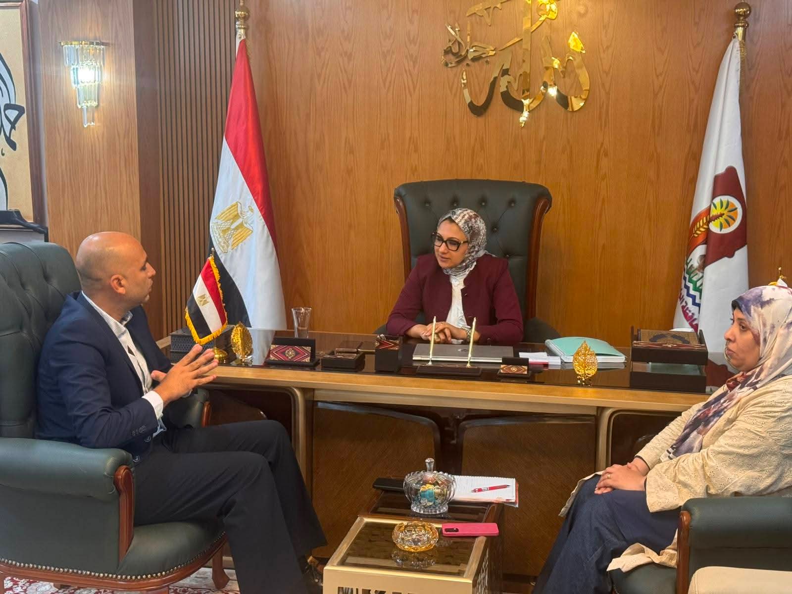 محافظ الوادي الجديد تبحث فرص التعاون مع شركة 