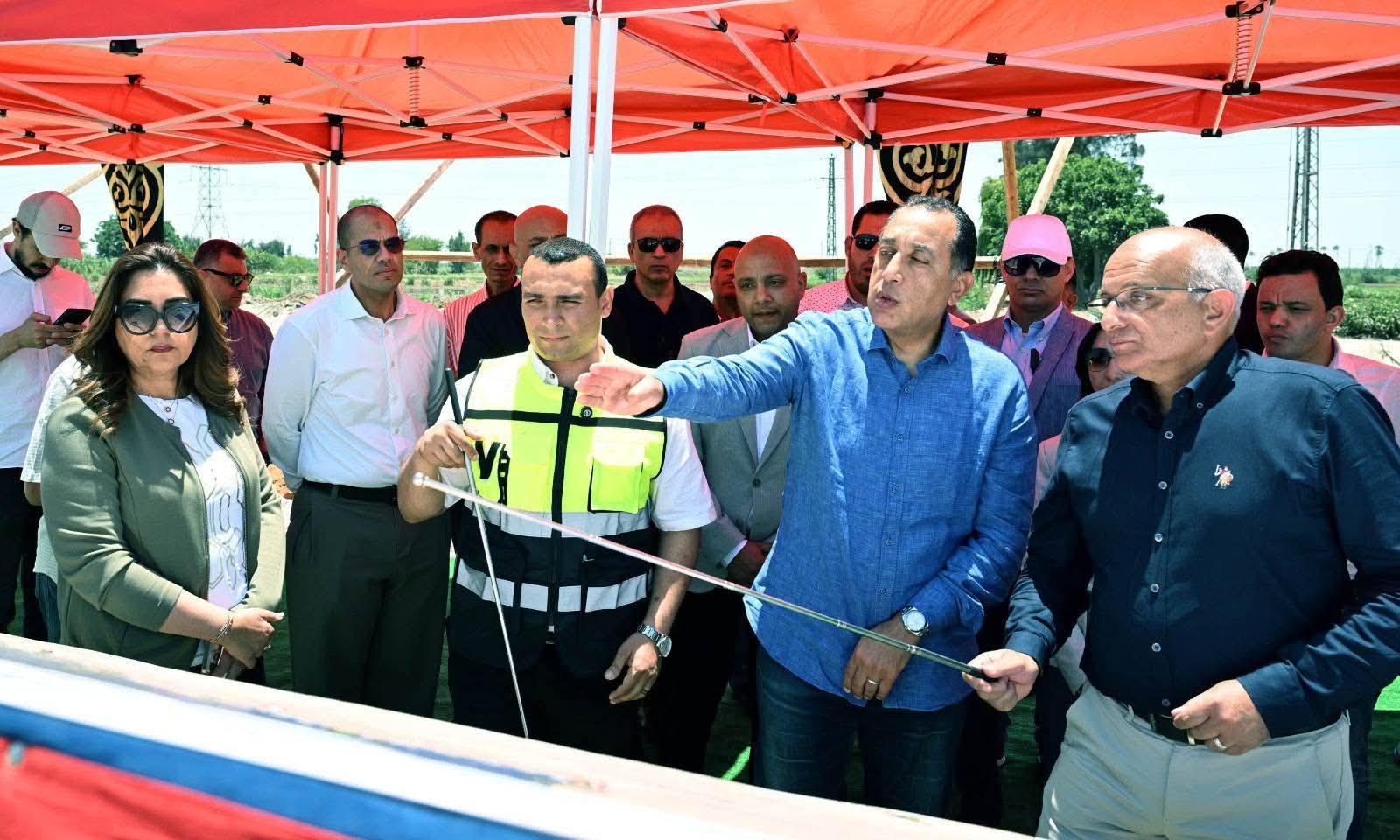 رئيس الوزراء يتفقد مواقع العمل بمشروع رفع كفاءة وتطوير الطريق الدولي الساحلي