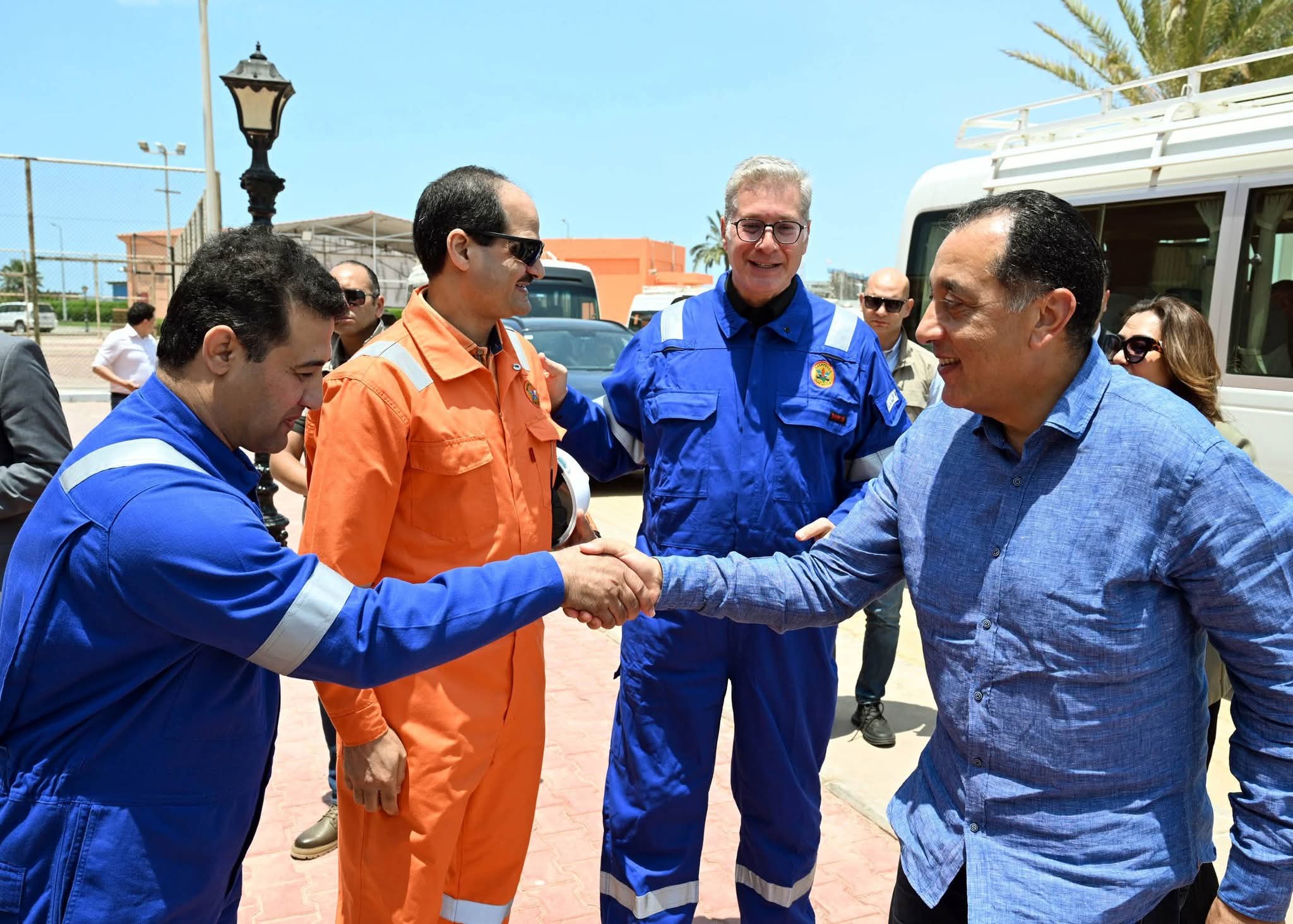 رئيس الوزراء يتفقد مواقع إنتاج الغاز الطبيعي بمنطقة غرب الدلتا العميقة التابعة لشركة 