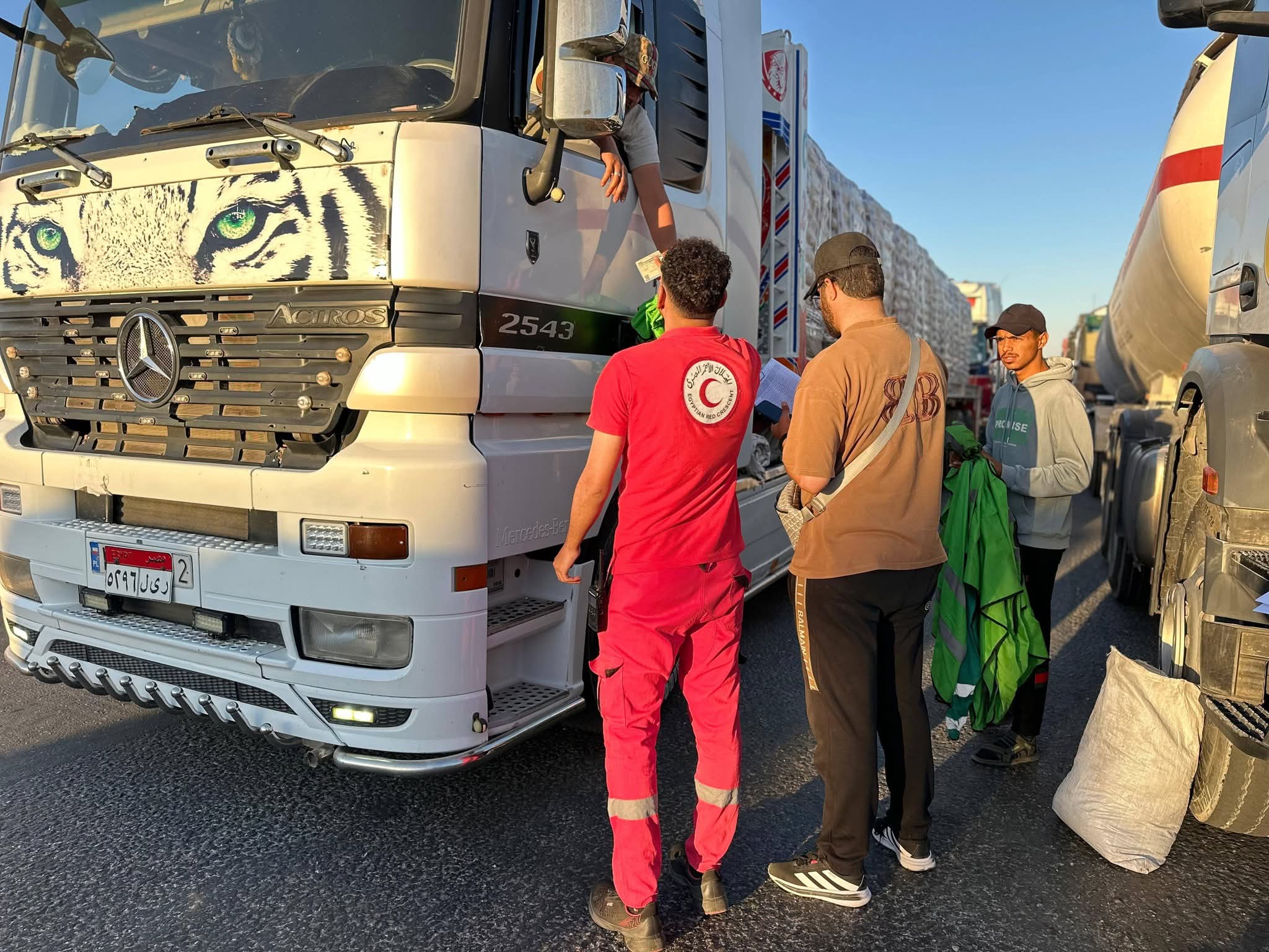 الهلال الأحمر المصري يطلق قافلة «زاد العزة» بحمولة أكثر من ألفي طن  للفلسطينيين