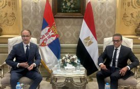 وزير الصحة يستقبل رئيس وزراء صربيا بمطار القاهرة الدولي