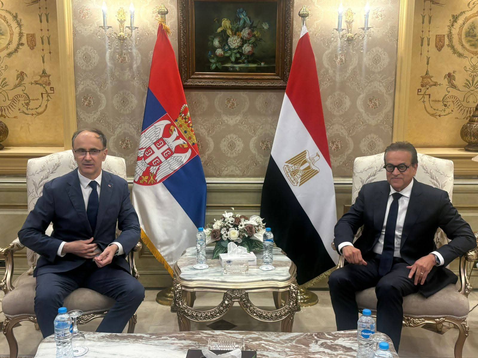 وزير الصحة يستقبل رئيس وزراء صربيا بمطار القاهرة الدولي