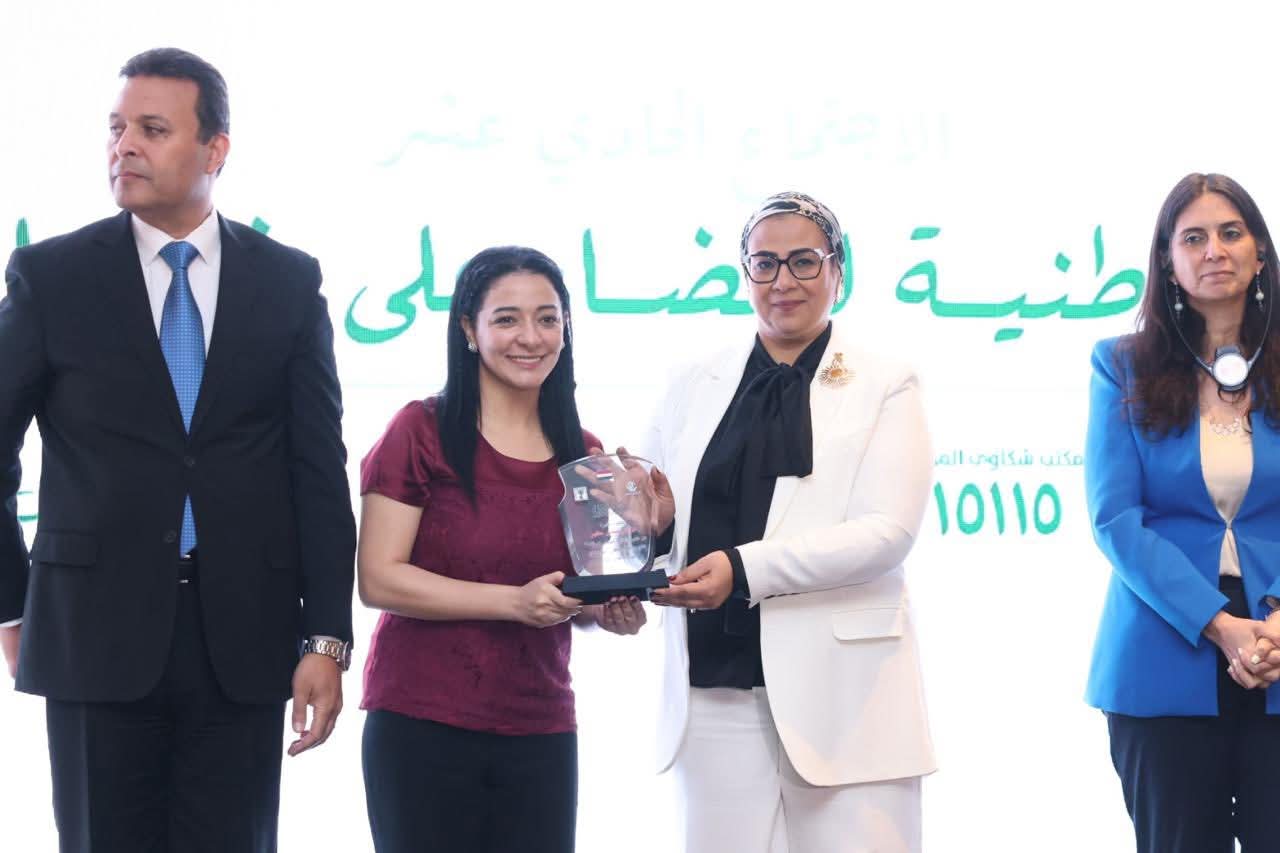«القومي للمرأة» و«الطفولة والأمومة» يكرمان إيريني سمير صاحبة كتاب «أقنعة الختان المختلفة»