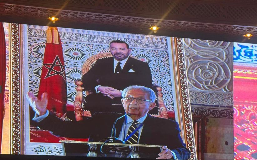 عمرو موسى يعود إلى القاهرة بعد مشاركته في قمة فاس للكرامة الإنسانية بالمملكة المغربية