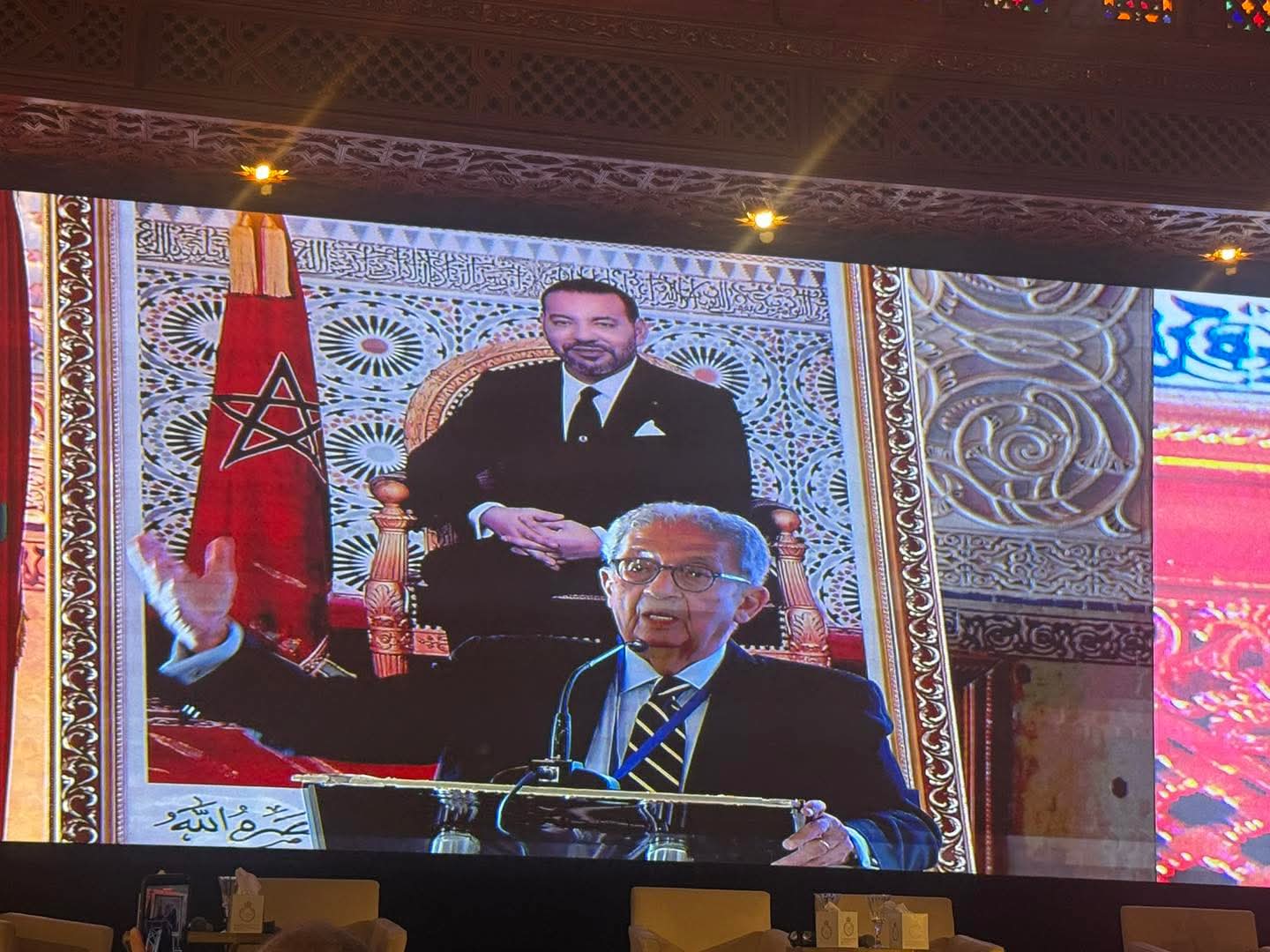 عمرو موسى يعود إلى القاهرة بعد مشاركته في قمة فاس للكرامة الإنسانية بالمملكة المغربية