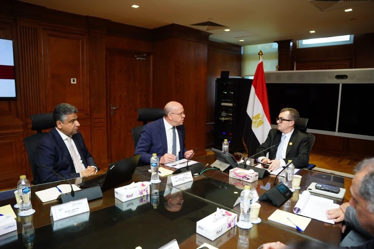 رستم يبحث مع شركة 