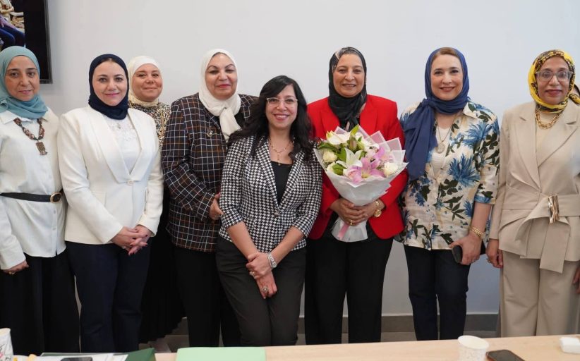 خدمة المجتمع وتنمية البيئة بجامعة عين شمس يكرم نائب رئيس الجامعة تقديرًا لمسيرة عطائها المتميزة