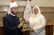 وزير الأوقاف يكرم وفاء محمد أبو سنة تقديرًا لعطائها في خدمة القرآن الكريم