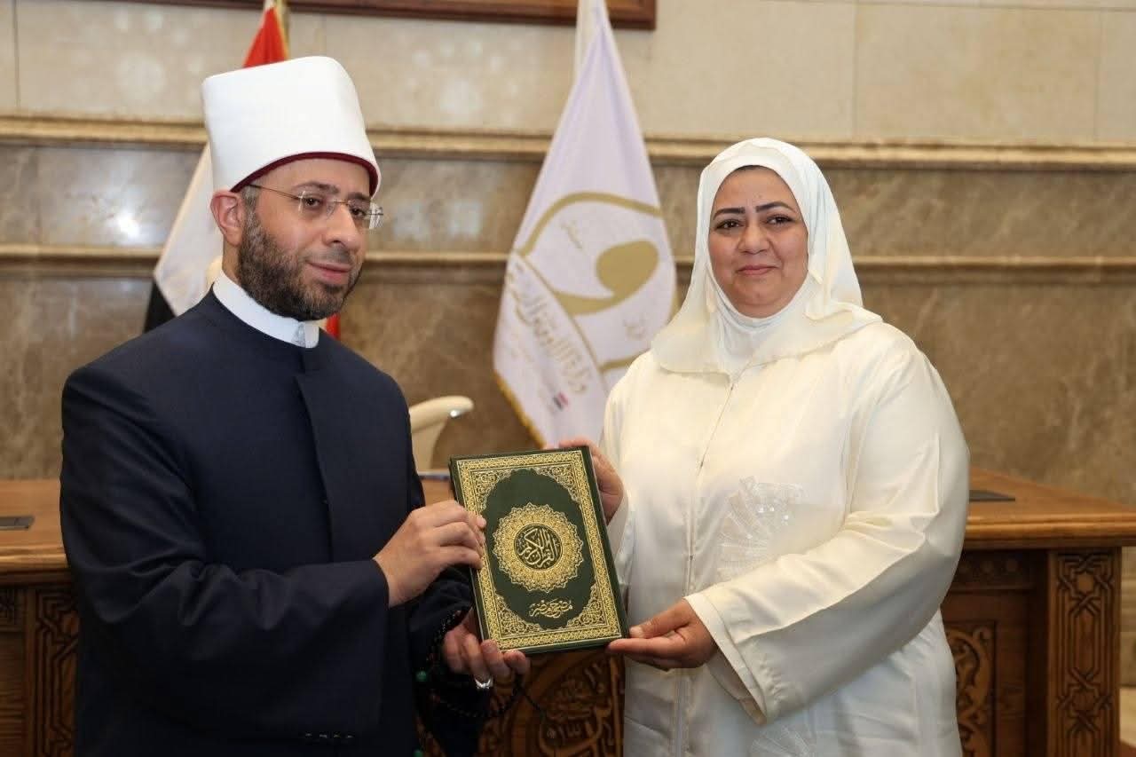 وزير الأوقاف يكرم وفاء محمد أبو سنة تقديرًا لعطائها في خدمة القرآن الكريم