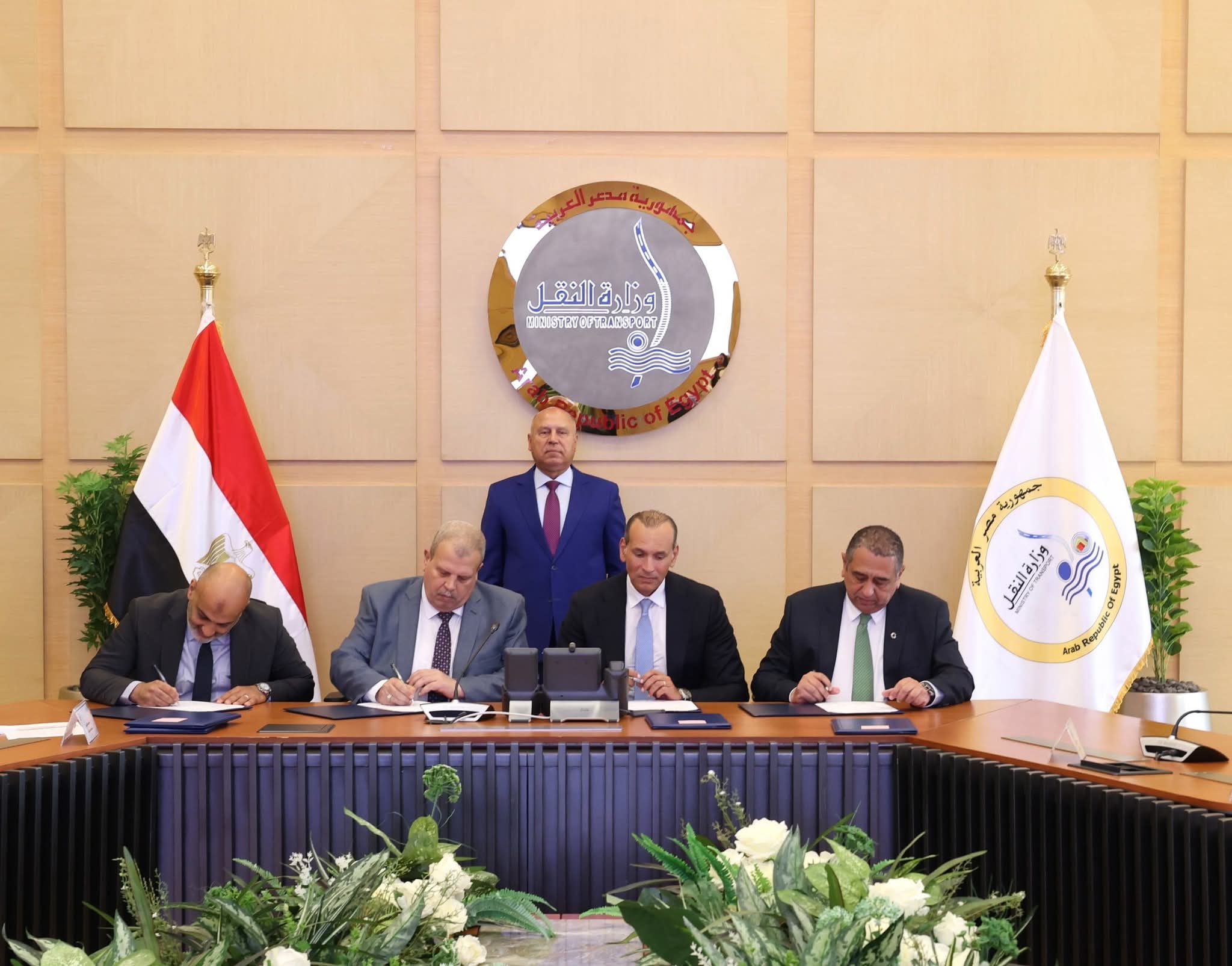 وزير النقل يشهد توقيع عدد من العقود لانشاء وتطوير السكة ونظم الإشارات