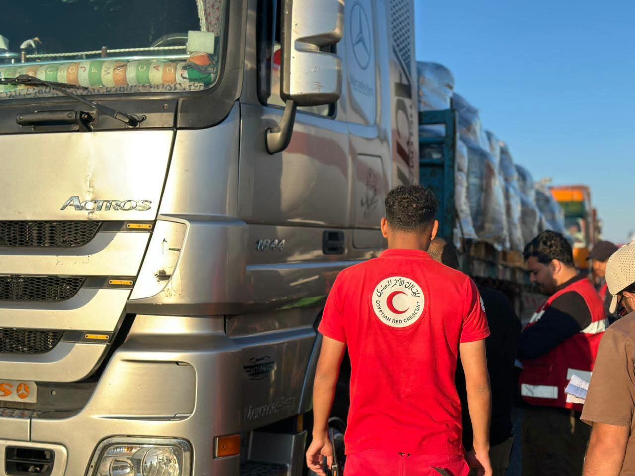 الهلال الأحمر المصري يطلق قافلة «زاد العزة» 216 بحمولة أكثر من 3 آلاف طن للفلسطينيين