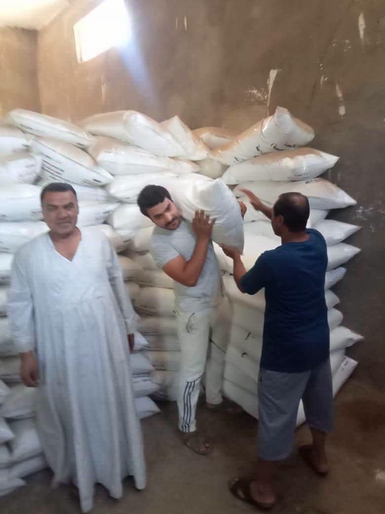 وزير الزراعة يتابع انتظام عمليات صرف الأسمدة بجميع المديريات.. ويوجّه باستمرار العمل خلال العطلات