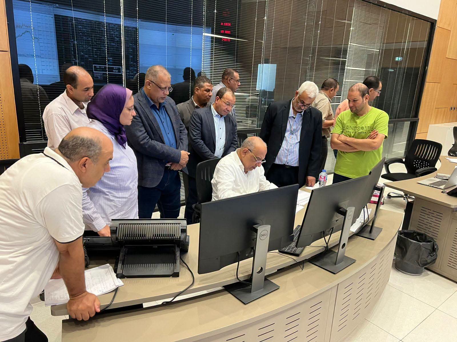 عصمت يتابع سير العمل في المركز القومي للتحكم في الطاقة