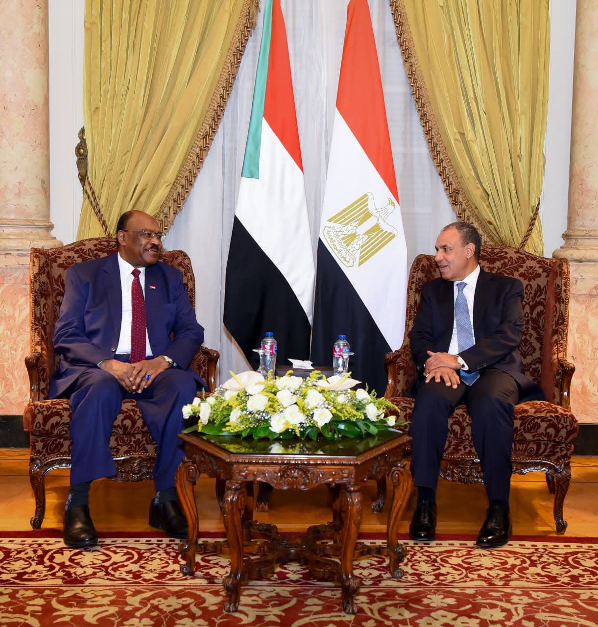 وزير الخارجية يلتقي نظيره السوداني لبحث سبل تعزيز العلاقات الثنائية وتطورات الأوضاع في السودان