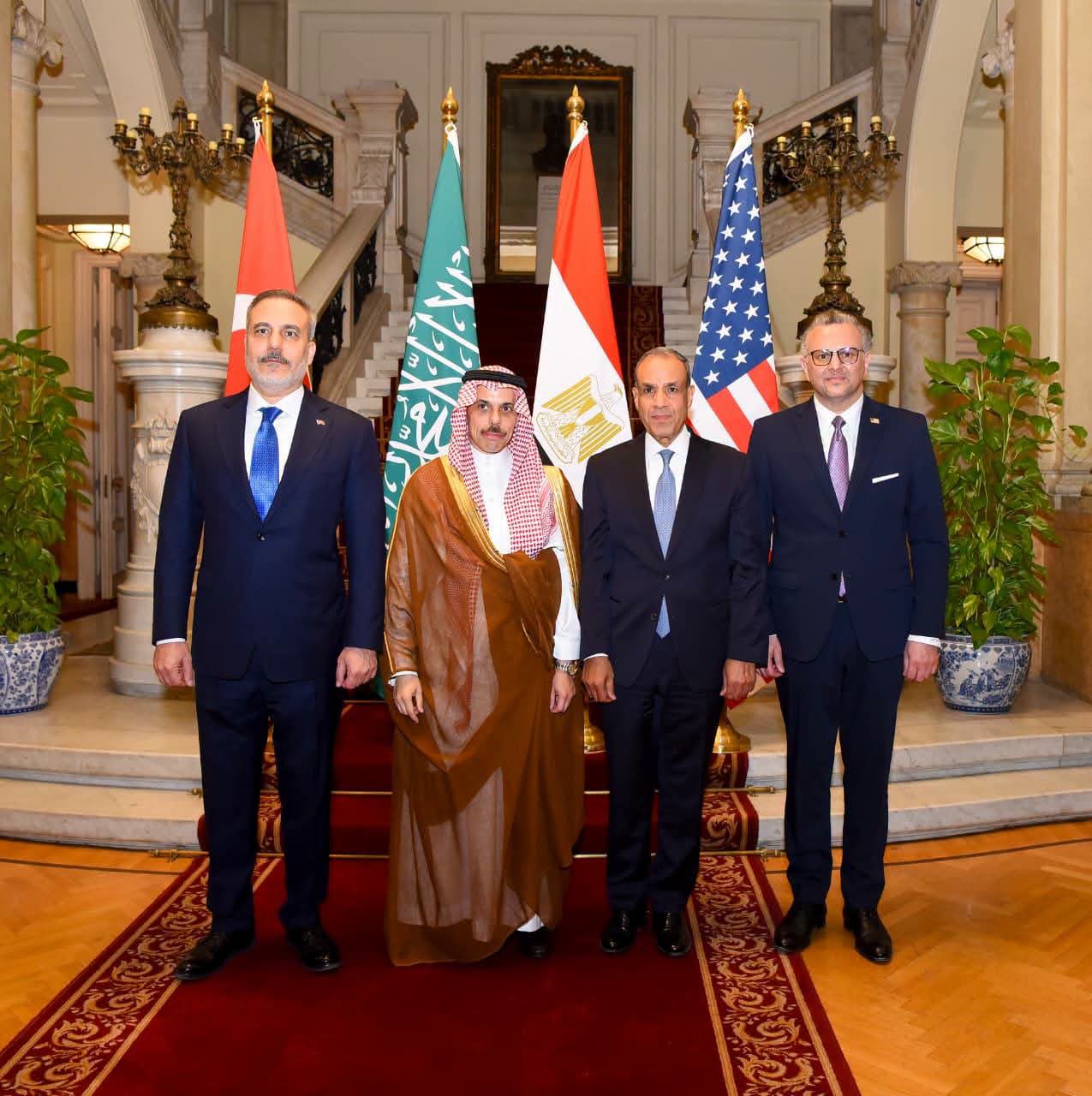 وزير الخارجية يبحث مع نظيريه السعودي والتركي وكبير مستشاري الرئيس الأمريكي للشئون العربية والأفريقية التطورات الإقليمية
