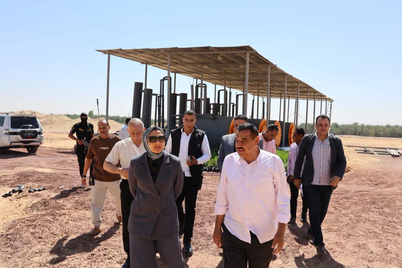 محافظ الوادي الجديد تتابع المراحل النهائية لتطوير مصنع تدوير المخلفات الزراعية بالخارجة